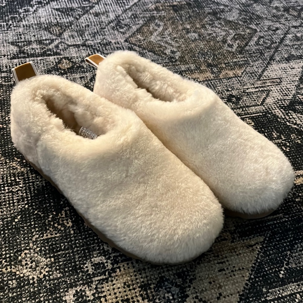 NWOT Ugg Classic Cozy Booties